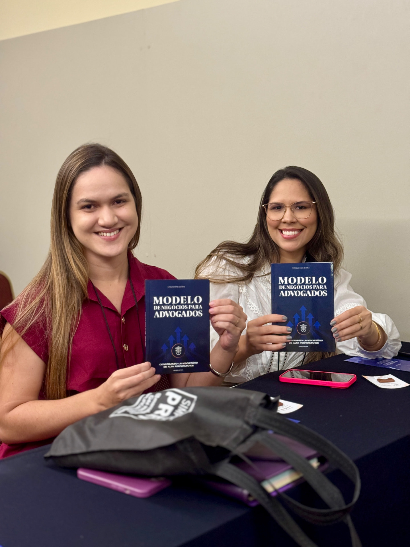 Participantes com materiais do evento
